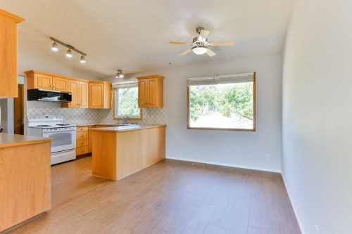 309 Normandy Road South, Lethbridge, AB - Indoor Photo Showing Kitchen