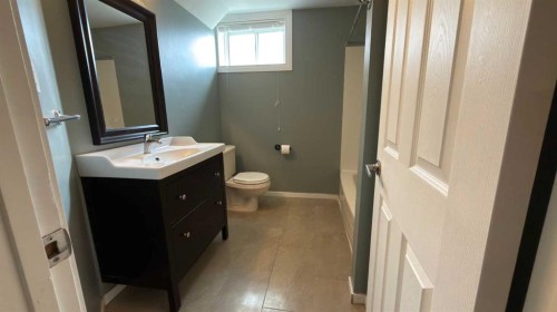 1906 14 Avenue South, Lethbridge, AB - Indoor Photo Showing Bathroom