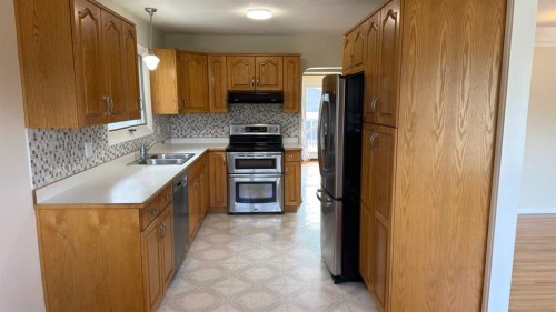 1906 14 Avenue South, Lethbridge, AB - Indoor Photo Showing Kitchen With Double Sink