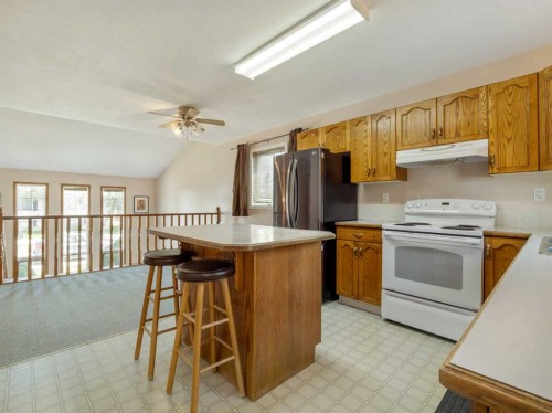 122 Spruce Drive, Coalhurst, AB - Indoor Photo Showing Kitchen