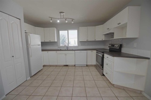 156 Jerry Potts Boulevard West, Lethbridge, AB - Indoor Photo Showing Kitchen