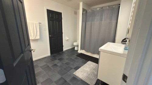 212 Underwood Avenue, Diamond City, AB - Indoor Photo Showing Bathroom