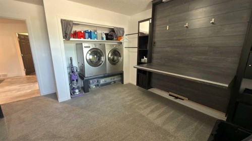 212 Underwood Avenue, Diamond City, AB - Indoor Photo Showing Laundry Room