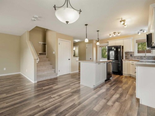 120 Mt Sundial Court West, Lethbridge, AB - Indoor Photo Showing Kitchen