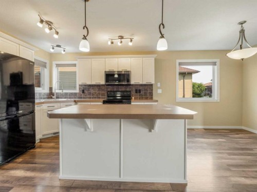120 Mt Sundial Court West, Lethbridge, AB - Indoor Photo Showing Kitchen