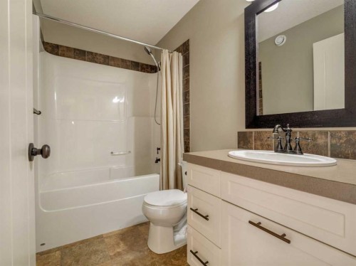 120 Mt Sundial Court West, Lethbridge, AB - Indoor Photo Showing Bathroom