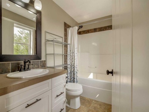 120 Mt Sundial Court West, Lethbridge, AB - Indoor Photo Showing Bathroom