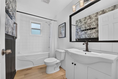 233 4 Street, Stirling, AB - Indoor Photo Showing Bathroom