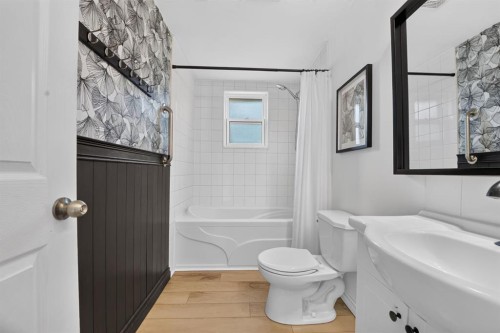 233 4 Street, Stirling, AB - Indoor Photo Showing Bathroom
