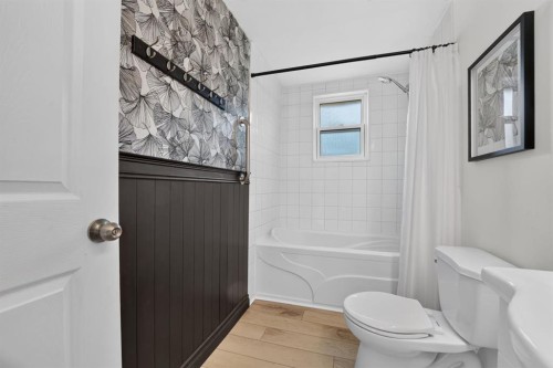 233 4 Street, Stirling, AB - Indoor Photo Showing Bathroom