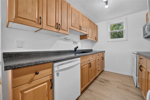 233 4 Street, Stirling, AB - Indoor Photo Showing Kitchen