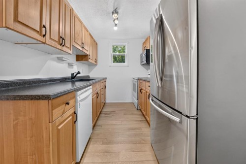 233 4 Street, Stirling, AB - Indoor Photo Showing Kitchen