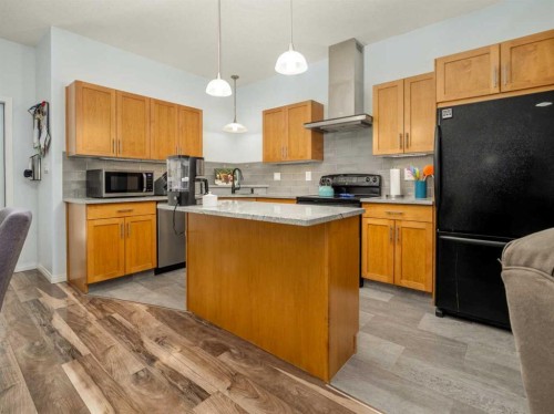 695 Parkside Drive, Coaldale, AB - Indoor Photo Showing Kitchen