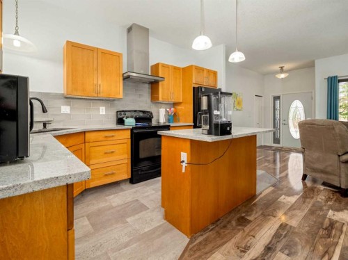 695 Parkside Drive, Coaldale, AB - Indoor Photo Showing Kitchen