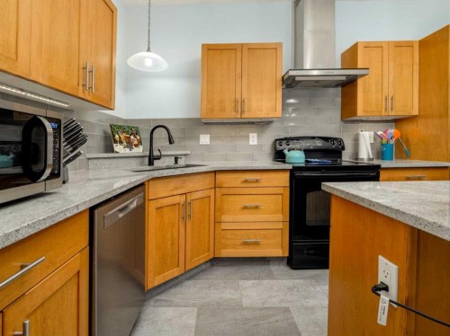 695 Parkside Drive, Coaldale, AB - Indoor Photo Showing Kitchen