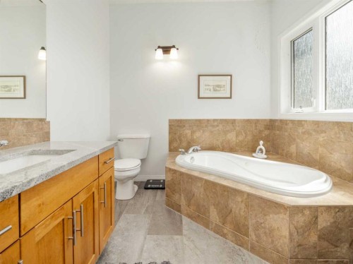 695 Parkside Drive, Coaldale, AB - Indoor Photo Showing Bathroom