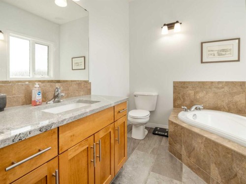 695 Parkside Drive, Coaldale, AB - Indoor Photo Showing Bathroom