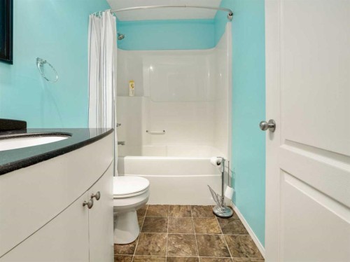 695 Parkside Drive, Coaldale, AB - Indoor Photo Showing Bathroom