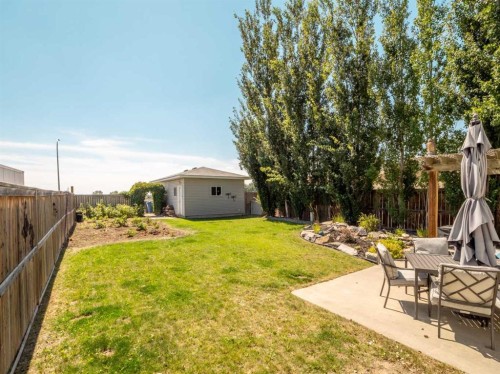 695 Parkside Drive, Coaldale, AB - Outdoor