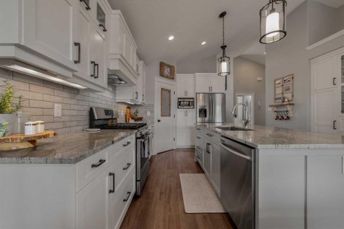 696 Sixmile Crescent South, Lethbridge, AB - Indoor Photo Showing Kitchen With Upgraded Kitchen