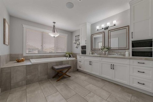 696 Sixmile Crescent South, Lethbridge, AB - Indoor Photo Showing Bathroom