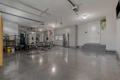 696 Sixmile Crescent South, Lethbridge, AB - Indoor Photo Showing Garage