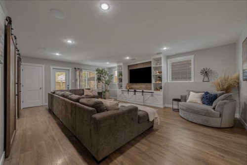 696 Sixmile Crescent South, Lethbridge, AB - Indoor Photo Showing Living Room