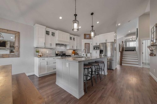 696 Sixmile Crescent South, Lethbridge, AB - Indoor Photo Showing Kitchen With Upgraded Kitchen