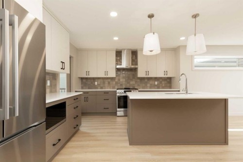 757 Riverhills Landing West, Lethbridge, AB - Indoor Photo Showing Kitchen With Upgraded Kitchen