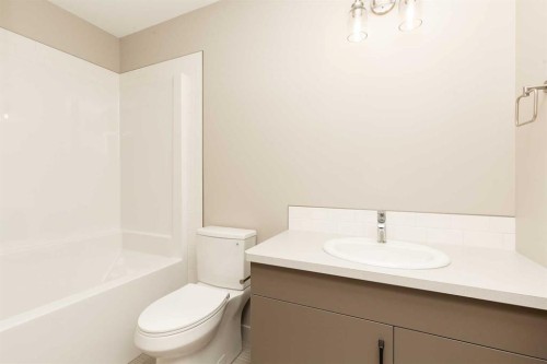 757 Riverhills Landing West, Lethbridge, AB - Indoor Photo Showing Bathroom