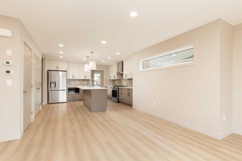 757 Riverhills Landing West, Lethbridge, AB - Indoor Photo Showing Kitchen