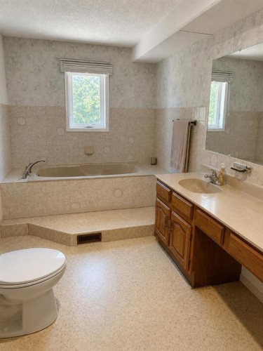 220075 54, Magrath, AB - Indoor Photo Showing Bathroom