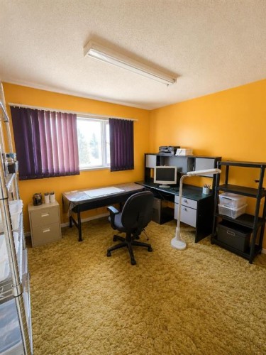 220075 54, Magrath, AB - Indoor Photo Showing Office