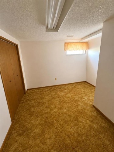 220075 54, Magrath, AB - Indoor Photo Showing Other Room