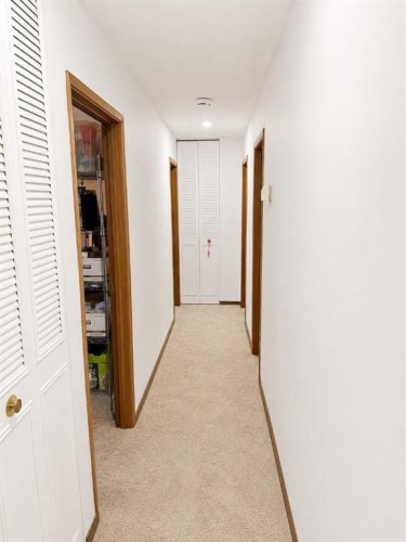 220075 54, Magrath, AB - Indoor Photo Showing Other Room