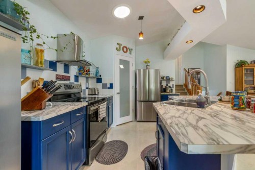 178 Peigan Court West, Lethbridge, AB - Indoor Photo Showing Kitchen With Double Sink