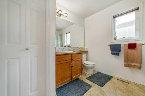 178 Peigan Court West, Lethbridge, AB - Indoor Photo Showing Bathroom