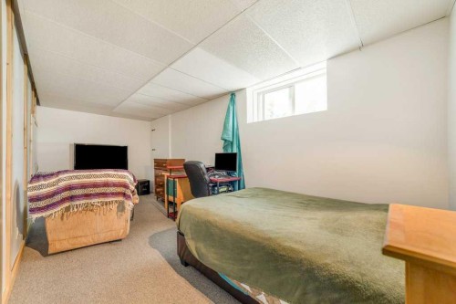 178 Peigan Court West, Lethbridge, AB - Indoor Photo Showing Bedroom