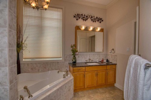 44 Fairmont Point South, Lethbridge, AB - Indoor Photo Showing Bathroom