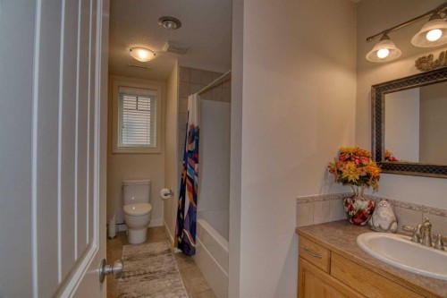 44 Fairmont Point South, Lethbridge, AB - Indoor Photo Showing Bathroom