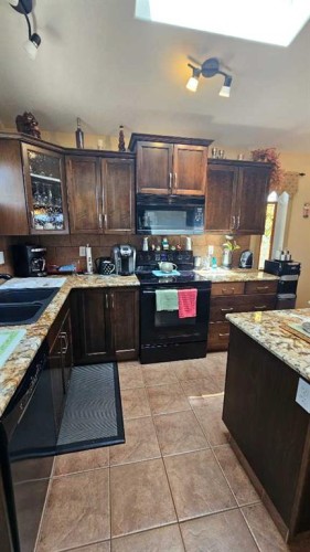 414 Gateway Crescent South, Lethbridge, AB - Indoor Photo Showing Kitchen With Double Sink
