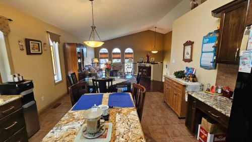 414 Gateway Crescent South, Lethbridge, AB - Indoor Photo Showing Dining Room