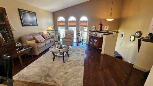 414 Gateway Crescent South, Lethbridge, AB - Indoor Photo Showing Living Room