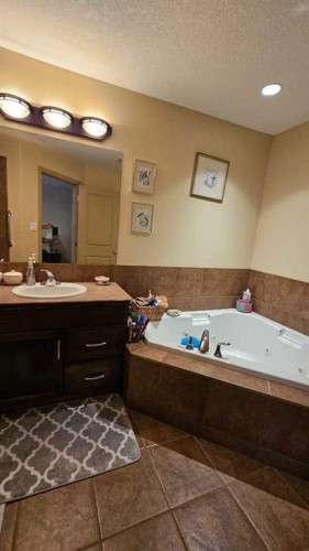 414 Gateway Crescent South, Lethbridge, AB - Indoor Photo Showing Bathroom