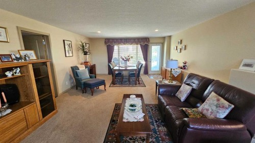 414 Gateway Crescent South, Lethbridge, AB - Indoor Photo Showing Living Room