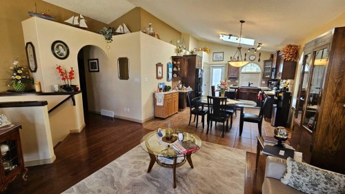 414 Gateway Crescent South, Lethbridge, AB - Indoor Photo Showing Dining Room