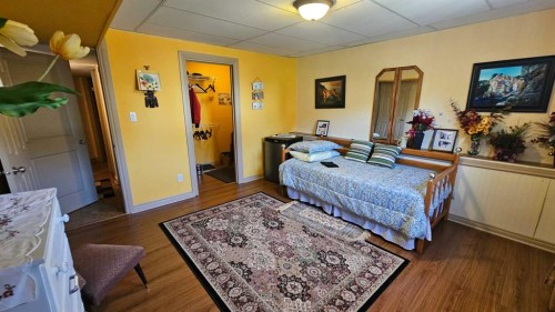 414 Gateway Crescent South, Lethbridge, AB - Indoor Photo Showing Bedroom