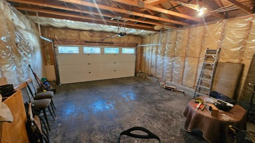 414 Gateway Crescent South, Lethbridge, AB - Indoor Photo Showing Garage