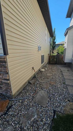 414 Gateway Crescent South, Lethbridge, AB - Outdoor With Exterior