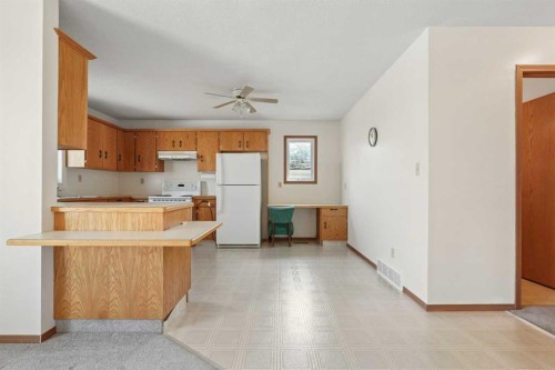 424 53 Avenue, Coalhurst, AB - Indoor Photo Showing Kitchen